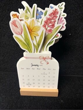 2026 Floral Desk Calendar w/ Wooden Stand – Pop Up Flower Bouquet Design